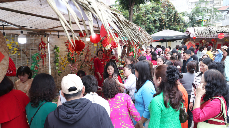 Không khí lễ hội nhộn nhịp tại khu vực gian hàng.