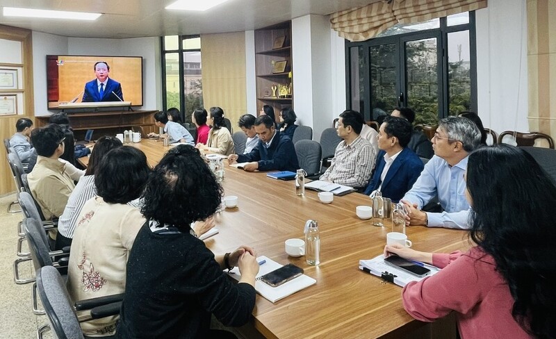 Chi bộ Cục Thương mại điện tử và Kinh tế số tham gia trực tuyến Hội nghị quán triệt và triển khai các nghị quyết của Bộ Chính trị.