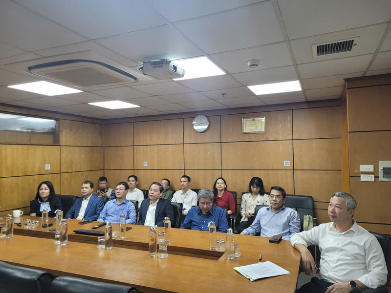 Các cán bộ, đảng viên tại Đảng bộ Cục Điện lực tham gia học tập, quán triệt.