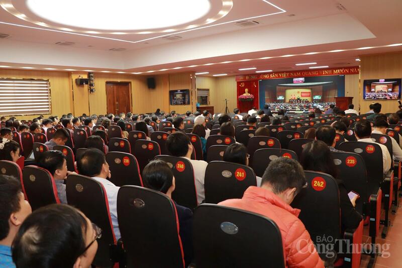 Tại điểm cầu chính tại trụ sở Bộ Công Thương (54 Hai Bà Trưng, Hà Nội), các Đảng bộ, Chi bộ trực thuộc đã tham gia trực tuyến Hội nghị toàn quốc nghiên cứu, học tập, quán triệt và triển khai thực hiện Nghị quyết số 79-NQ/TW về phát triển kinh tế nhà nước; Nghị quyết số 80-NQ/TW về phát triển văn hóa Việt Nam.