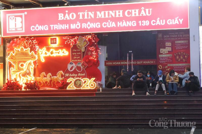 Chờ đợi mua vàng ngày vía Thần tài tại phố Xuân Thủy dưới cơn mưa phùn rạng sáng 25/2.