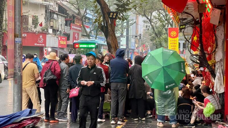 Hà Nội: Người dân đội mưa đổ về các 'phố vàng' từ rạng sáng - 5