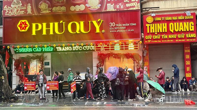Dù cửa hàng chưa mở cửa, nhưng người dân vẫn đến chờ từ sớm. Ảnh: Phương Hà