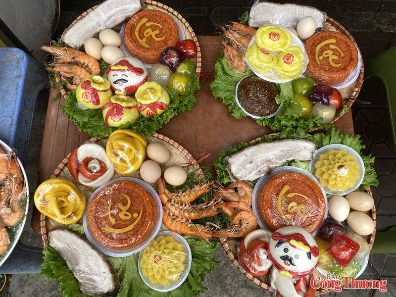 Các sản phẩm phục vụ cúng Thần Tài được chế biến trong ngày, đảm bảo an toàn thực phẩm. Ảnh: Văn Khánh