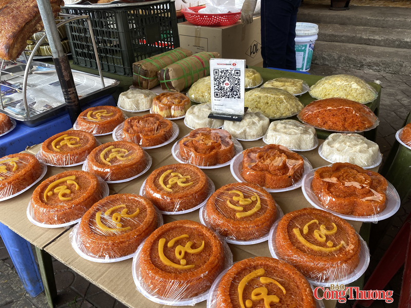 Đa dạng sản phẩm xôi tạo hình chữ Lộc hút người mua. Ảnh: Văn Khánh