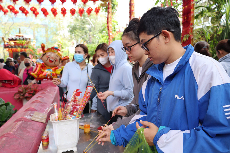 Không chỉ người lớn tuổi, nhiều bạn trẻ cũng đến dâng lễ từ sớm. Ảnh: Minh Anh