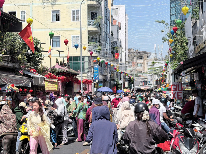 Dòng người tấp nập đổ về khu vực cổng chùa Ngọc Hoàng (phường Đa Kao) từ sáng sớm. Ảnh: Minh Anh