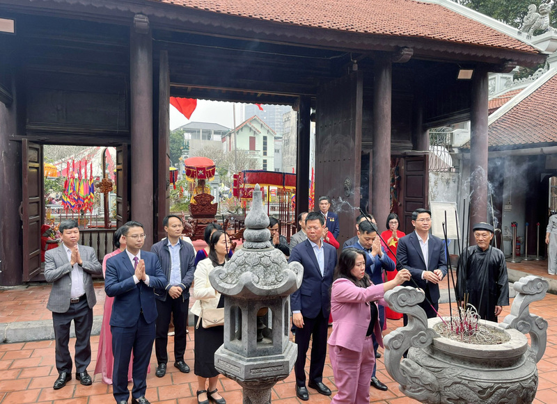 Các đoàn Đại biểu và nghệ nhân Làng nghề truyền thống xôi Phú Thượng dâng hương trước Thành Hoàng làng tại Đình Phú Gia. Ảnh: Kim Yến