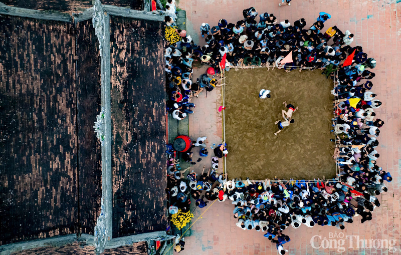 Trước khi diễn ra lễ hội vật, trước đình làng đã diễn rả các trận đấu vật lệ, mang tính tâm linh