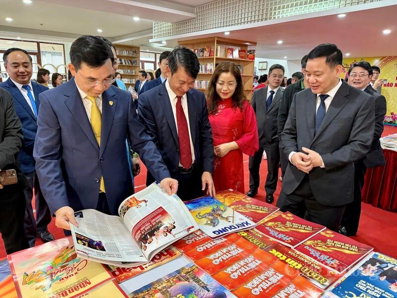 Lãnh đạo tỉnh Phú Thọ tham quan gian trưng bày, triển lãm các báo, tạp chí Trung ương tại tỉnh Phú Thọ.