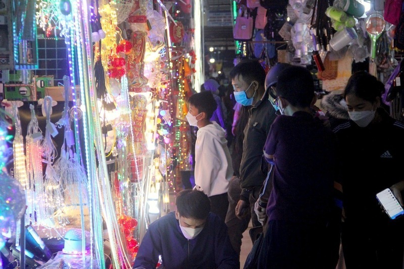 Trong tháng 2, lượng khách mua sắm ở các trung tâm thương mại, siêu thị và chợ dân sinh đều tăng cao. Ảnh: Mai Liễu