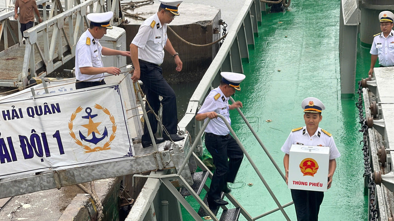 Thùng phiếu được chuyển lên tàu làm nhiệm vụ bầu cử sớm cho Nhà giàn DK1, các tàu thực thi nhiệm vụ trên biển và ngư dân