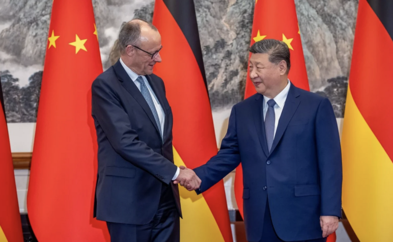 Chủ tịch Trung Quốc Tập Cận Bình (phải) và Thủ tướng Đức Friedrich Merz tại cuộc gặp ở Bắc Kinh ngày 25/2/2026. Ảnh: China Daily