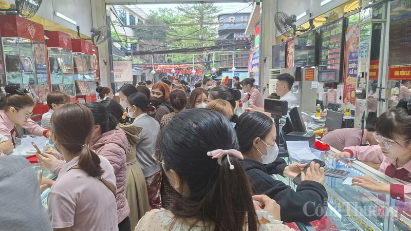 Người dân TP. Đà Nẵng mua vàng cầu may trong Ngày vía Thần Tài.