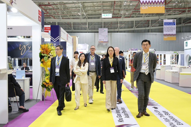 Đại biểu, khách mời tham quan các khu trưng bày sau lễ khai mạc.