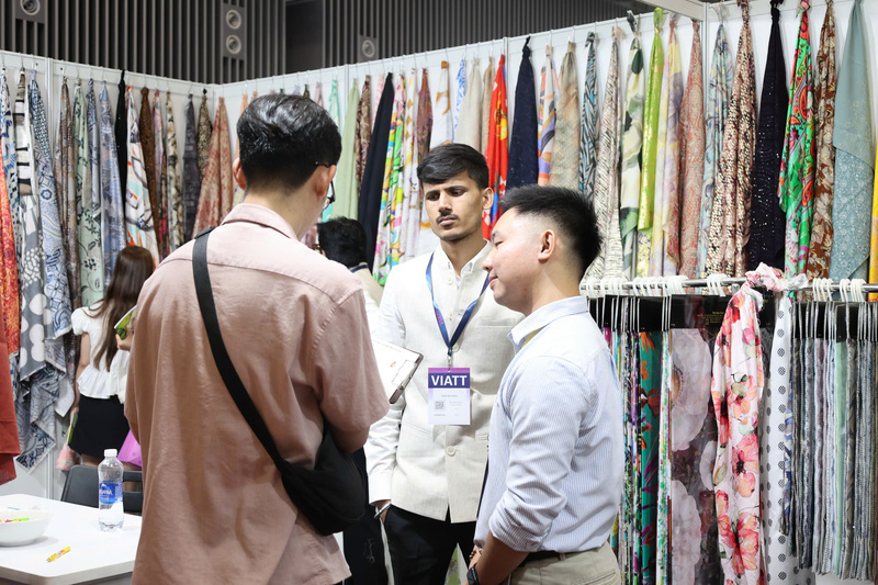 Nhà cung ứng và khách mua hàng trao đổi tại VIATT 2026.