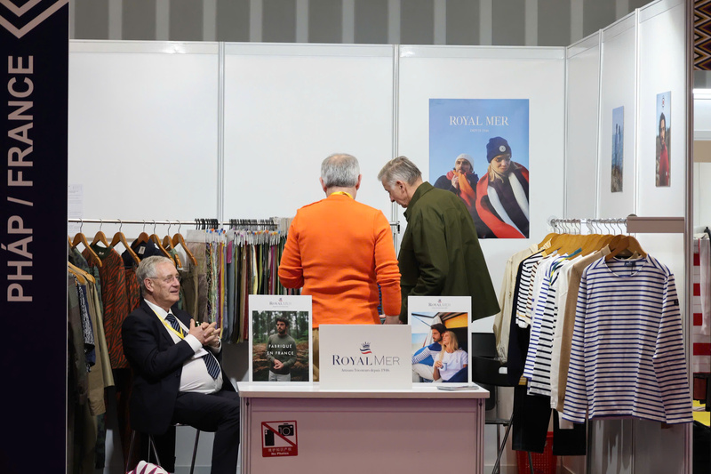 Một gian hàng quốc tế được trưng bày, giới thiệu sản phầm thời trang tại VIATT 2026.