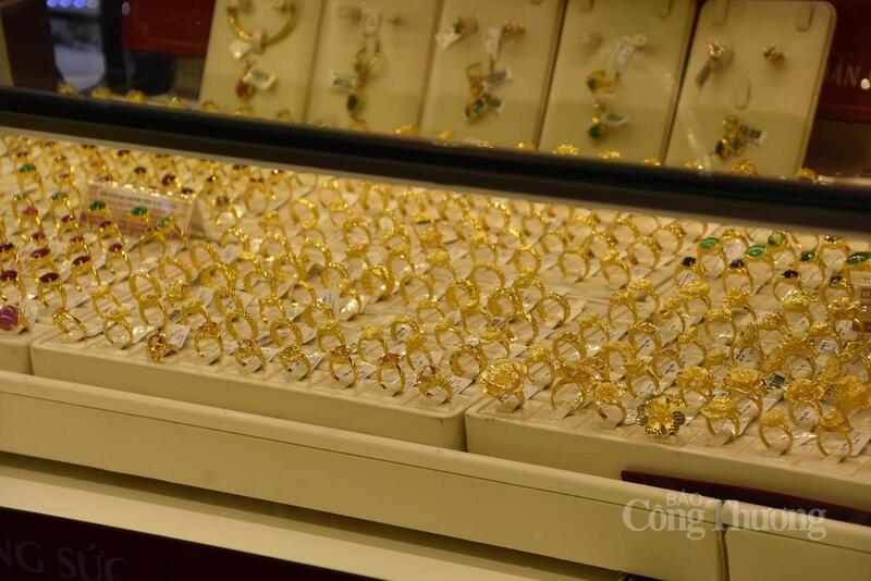 Bên cạnh các sản phẩm vàng truyền thống, nhóm vàng mini, vàng có trọng lượng nhỏ ghi nhận sức tiêu thụ nổi bật nhờ mức giá vừa tầm.