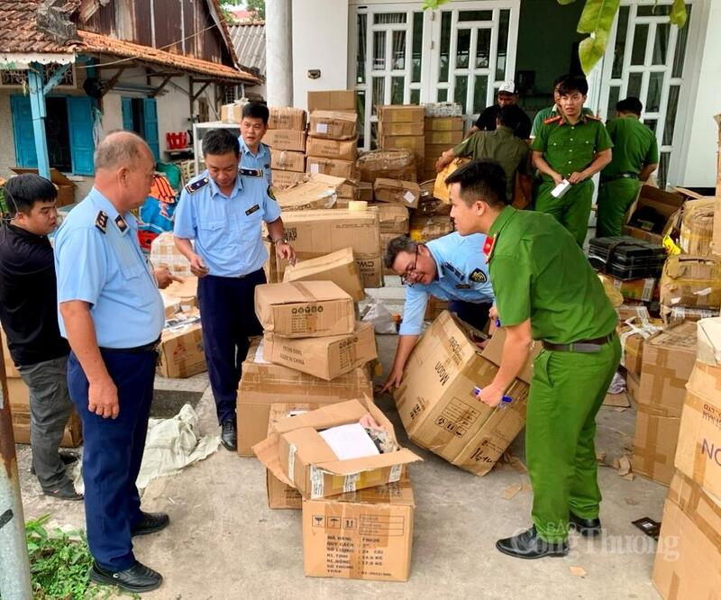 Cần Thơ tăng cường kiểm tra, xử lý buôn lậu, gian lận thương mại, hàng giả. Ảnh Khánh Ngọc