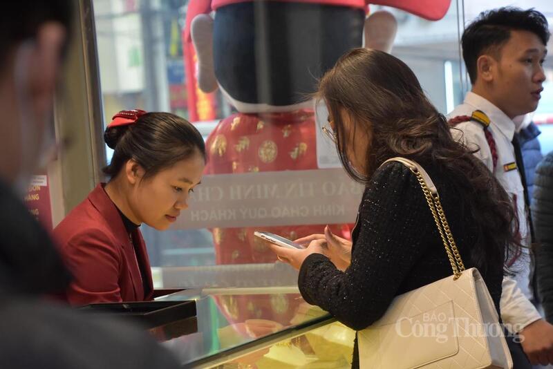 Nhiều người dân tin rằng, việc mua vàng vào ngày vía Thần Tài sẽ mang đến một năm hanh thông, thuận lợi,...