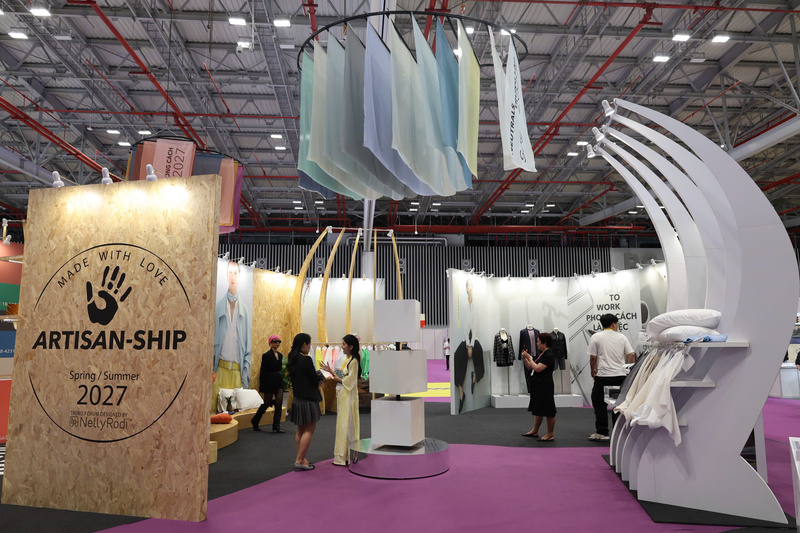 Một góc trưng bày ý tưởng, không gian gợi mở xu hướng phát triển của ngành dệt may.