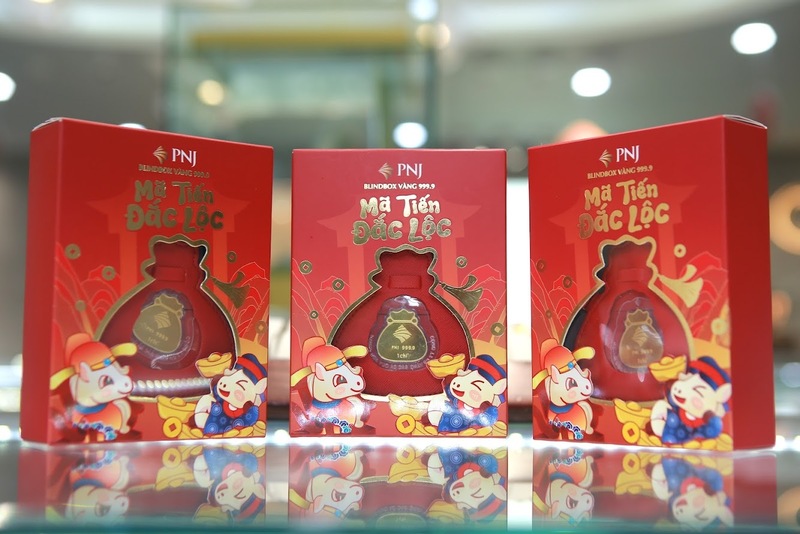 Bộ sưu tập túi mù "Mã Tiến Đắc Lộc" gây sốt trên thị trường.