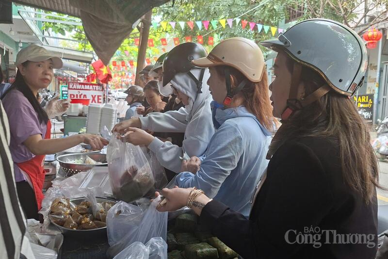 Cách đó khoảng 400 m, cửa hàng heo thịt heo nướng lu 3 Lu (105 Đặng Dung, phường Hòa Khánh) cũng tấp nập người ra vào.