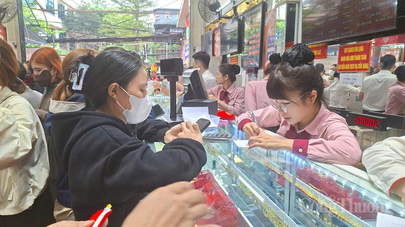Dù vậy, đến khoảng 8h sáng 26/2, phân khúc vàng nhẫn 5 phân ở nhiều cửa hàng vàng đã hết.