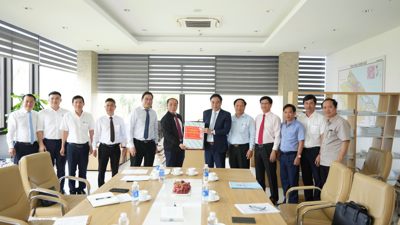 Chủ tịch UBND thành phố Huế Nguyễn Khắc Toàn (thứ 6 bên phải sang) thăm Công ty CP Kim Long Motors Huế những ngày đầu xuân Bính Ngọ. Ảnh: M.Hiếu