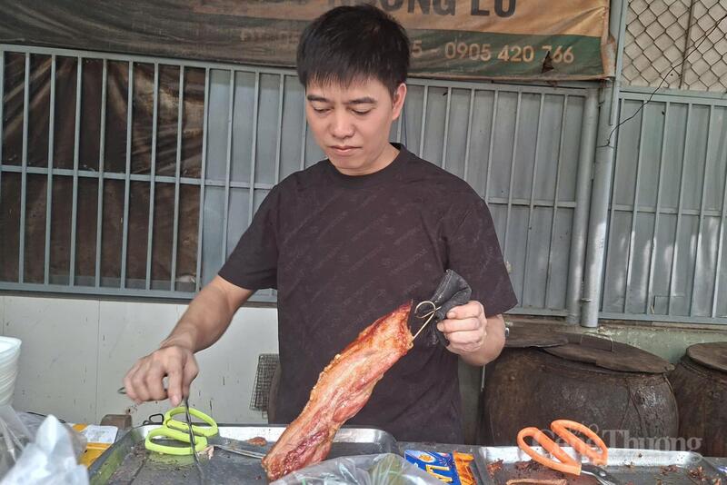 Theo quan niệm dân gian, mua heo quay phải liền miếng, có da, đủ nạc mỡ, do đó, thịt ba chỉ là mặt hàng được lựa chọn mua nhiều nhất để chuẩn bị mâm cúng Thần Tài.