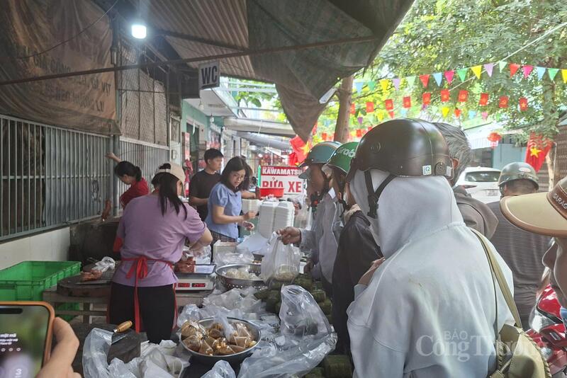Hôm nay, 26/2 nhằm ngày mùng 10 tháng Giêng tết Bính Ngọ, theo quan niệm dân gian tại Việt Nam là ngày vía Thần Tài. Vào ngày này, người dân, đặc biệt là các hộ kinh doanh thường chuẩn bị lễ cúng với kỳ vọng khởi đầu năm mới thuận lợi, hanh thông, tài lộc.