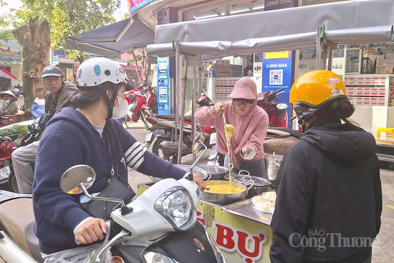 Nhiều gánh hàng xôi, chè cũng đắt khách.