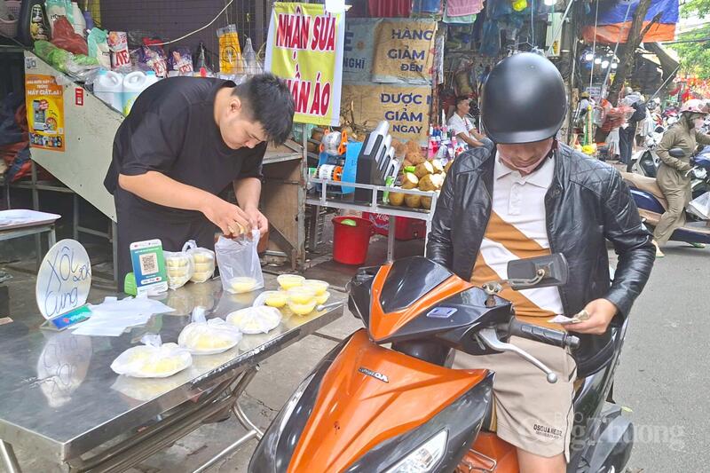 Nhiều tiểu thương bán hàng tạo các combo xôi, chè 20.000 đồng/3 xôi hoặc 3 chè để bán nhanh, người dân thuận tiện lựa chọn.