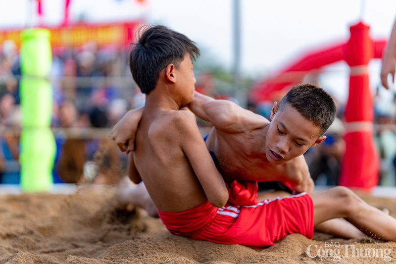 Đô vật đang tìm thế để khiến đối thủ "trắng lưng lấm bụng"