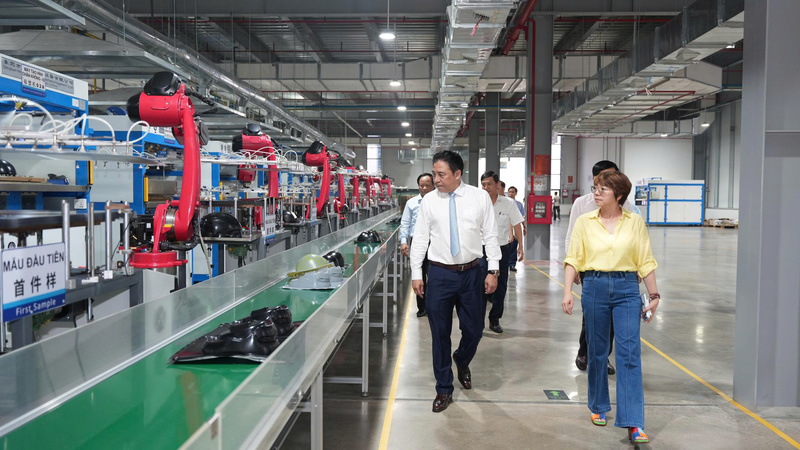 Chủ tịch UBND thành phố Huế Nguyễn Khắc Toàn thăm quan dây chuyền sản xuất mũ bảo hiểm tại Công ty TNHH EON Industry Việt Nam. Ảnh: M.Hiếu