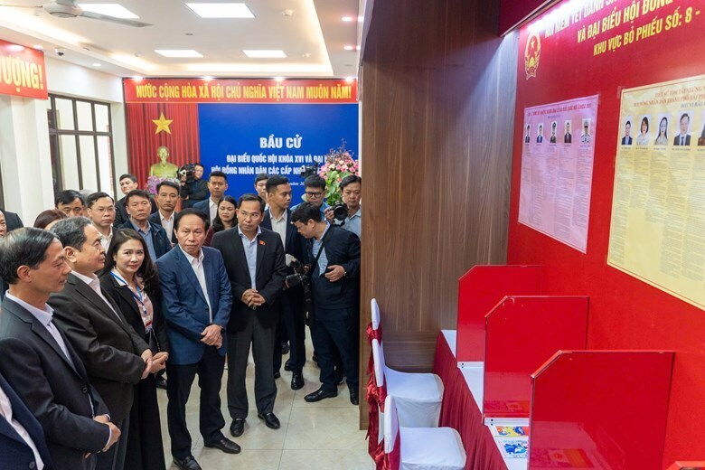 Chủ tịch Quốc hội và đoàn công tác kiểm tra khu vực niêm yết dánh sách và tiểu sử tóm tắt của người ứng cử đại biểu Quốc hội.