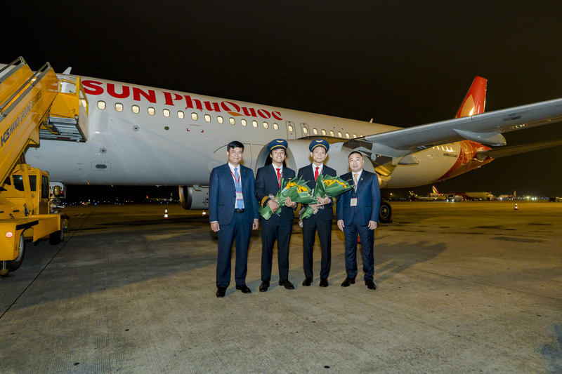 Ông Phạm Toàn Vượng - Thành viên HĐTV, Tổng Giám đốc Agribank cùng lãnh đạo Sun Group và đại diện Công ty TNHH Hàng không Mặt trời Phú Quốc tặng hoa cơ trưởng và cơ phó tàu bay.