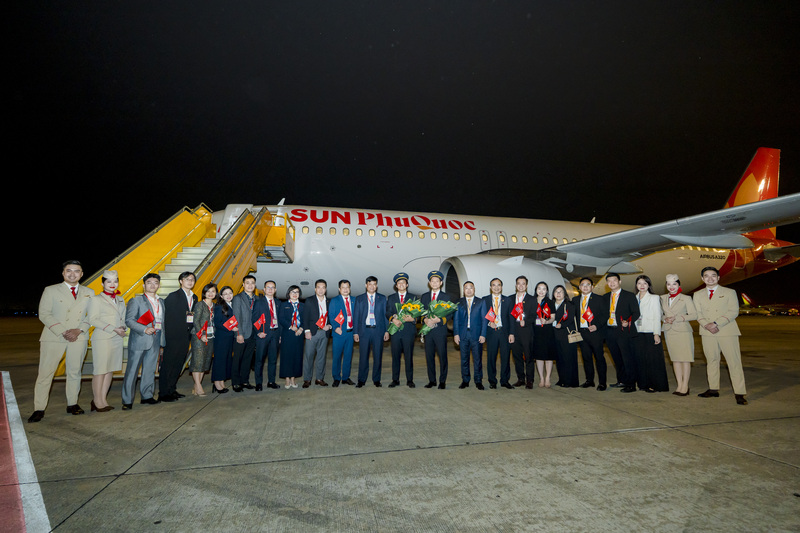 Ông Phạm Toàn Vượng - Thành viên HĐTV, Tổng Giám đốc Agribank (thứ 12 từ trái sang) chụp ảnh lưu niệm cùng phi hành đoàn.