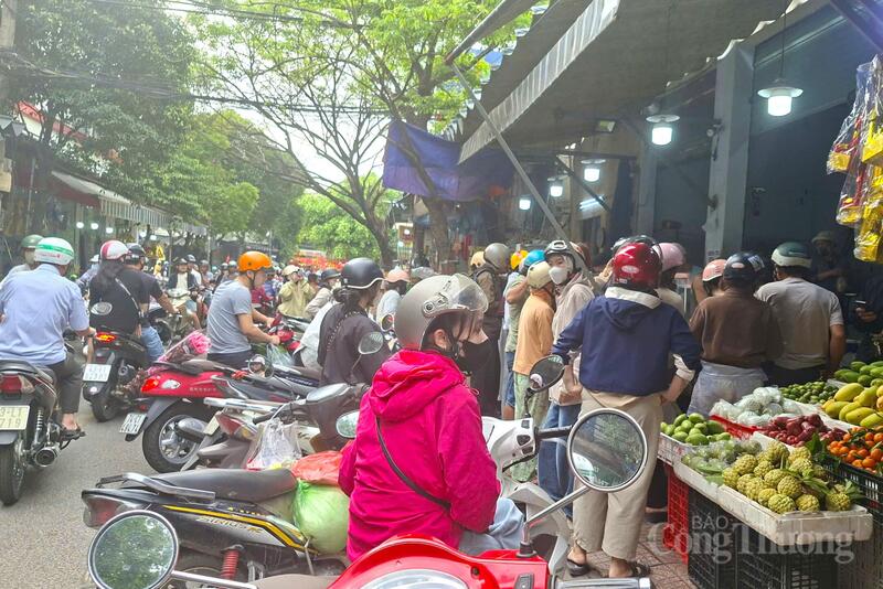 Ghi nhận tại cửa hàng thịt heo quay Lan (số 01 Vũ Ngọc Phan, ngã 3 Vũ Ngọc Phan và Đặng Dung, phường Liên Chiểu, TP. Đà Nẵng) từ sáng sớm ngày 26/2 đã có đông người xếp hàng mua thịt heo quay.