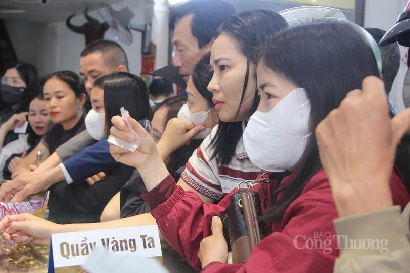 Các sản phẩm như nhẫn trơn, thìa vàng 0,5 - 1 chỉ là những mặt hàng bán chạy nhất.