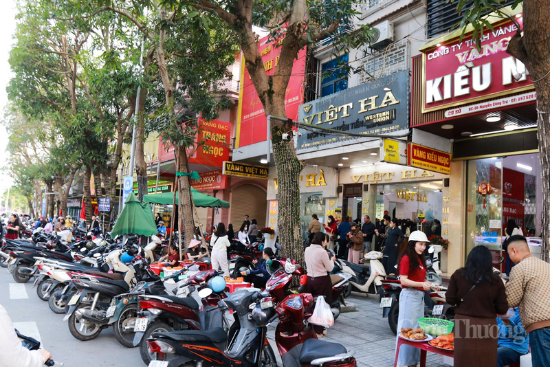 Ghi nhận của phóng viên Báo Công Thương, sáng ngày 26/2 (mùng 10 tháng Giêng), không khí tại tuyến phố có nhiều cửa hàng vàng Nguyễn Công Trứ (phường Thành Sen, tỉnh Hà Tĩnh) trở nên đặc biệt náo nhiệt.