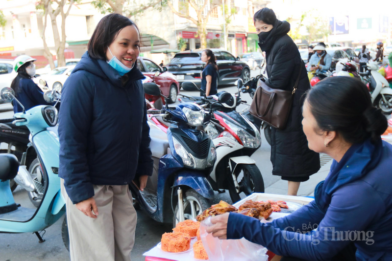“Ngày vía Thần Tài, ai cũng mong cầu sự hanh thông, sung túc. Thay vì tự chuẩn bị cầu kỳ từ tối hôm trước, mua xôi được làm sẵn, trình bày đẹp mắt ngay trên đường đi mua vàng rất thuận tiện”, chị Lê Thị Hoa (phường Thành Sen) nói.