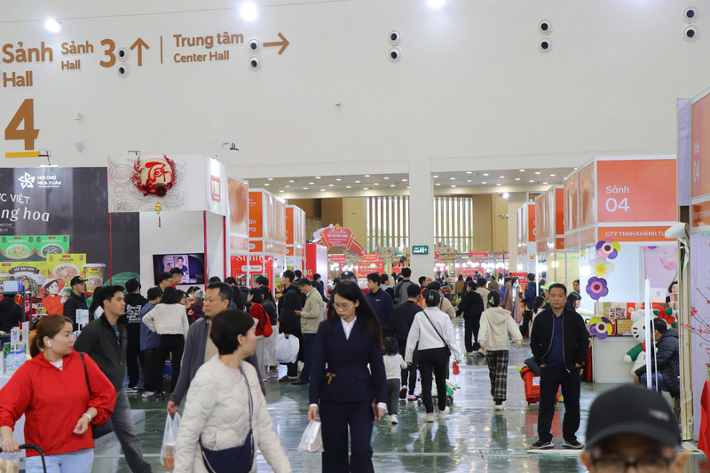 Để hàng Việt chiếm lĩnh thị trường trong nước, theo các chuyên gia cho rằng, trước hết cần duy trì và nâng tầm các chương trình kích cầu quy mô quốc gia. Ảnh: Đỗ Nga