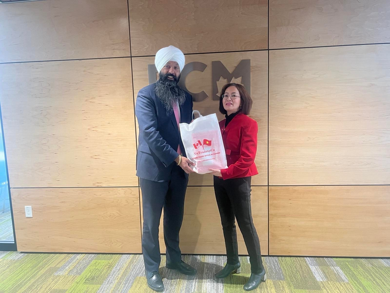 Bộ trưởng Phát triển Quốc tế Canada Randeep Sarai và bà Trần Thu Quỳnh - Trưởng Thương vụ Việt Nam tại Canada.