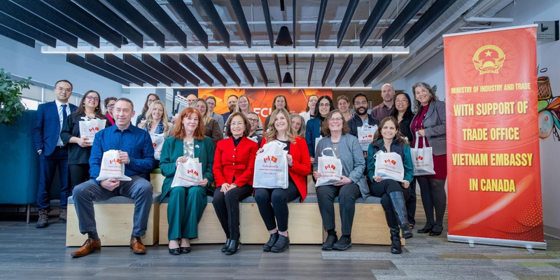 Thương vụ Việt Nam tại Canada làm việc với các chuyên gia và đại biểu địa phương của Dự án “Đô thị Việt Nam thích ứng với biến đổi khí hậu” (VNCRM) tại trụ sở Liên đoàn các Đô thị Canada (FCM).