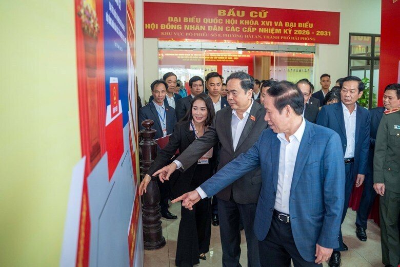 Chủ tịch Quốc hội Trần Thanh Mẫn và đoàn công tác đi kiểm tra thực tế công tác chuẩn bị bầu cử tại thành phố Hải Phòng.
