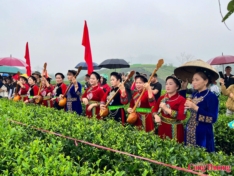 Nghệ nhân đàn tính Nguyễn Thị Định, người dân tộc Tày dậy từ sáng sớm để chỉnh lại dây đàn, cẩn trọng từng âm thanh nhằm bảo đảm tiếng đàn vang trong và ngân xa giữa không gian núi đồi. Theo bà, tiếng đàn, lời Then không chỉ góp phần tạo không khí rộn ràng cho ngày hội mà còn là cách giới thiệu nét văn hóa đặc sắc của đồng bào Tày đến với du khách, qua đó góp phần quảng bá hình ảnh Phú Đình thân thiện, giàu bản sắc, để mỗi người khi đến đều thêm yêu và mong muốn quay trở lại.