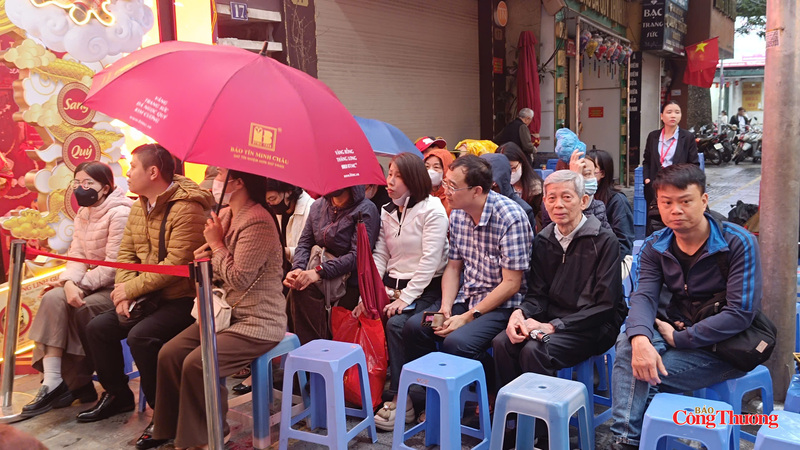 Trời mưa to nên các cửa hàng bố trí khu vực chờ với ghế ngồi, nước uống phục vụ người mua vàng.