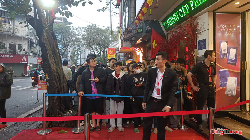 Khách hàng nhận số thứ tự, trật tự chờ đến lượt giao dịch trong ngày cao điểm.