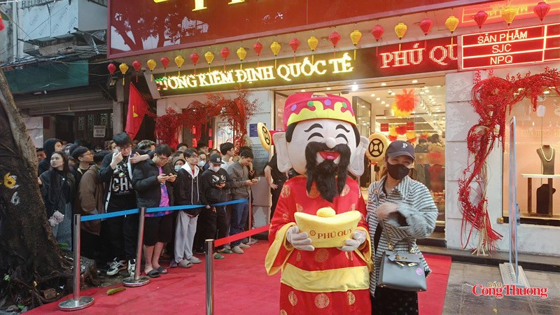 Chị Lê Thị Thanh (phường Long Biên) chọn mua một chỉ vàng với mong muốn cầu tài lộc.